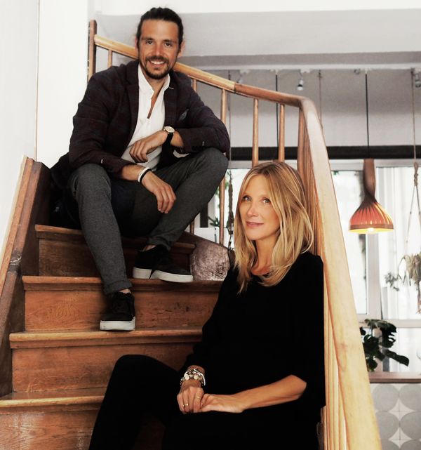 Marlo & Jen sitzen auf einer Treppe